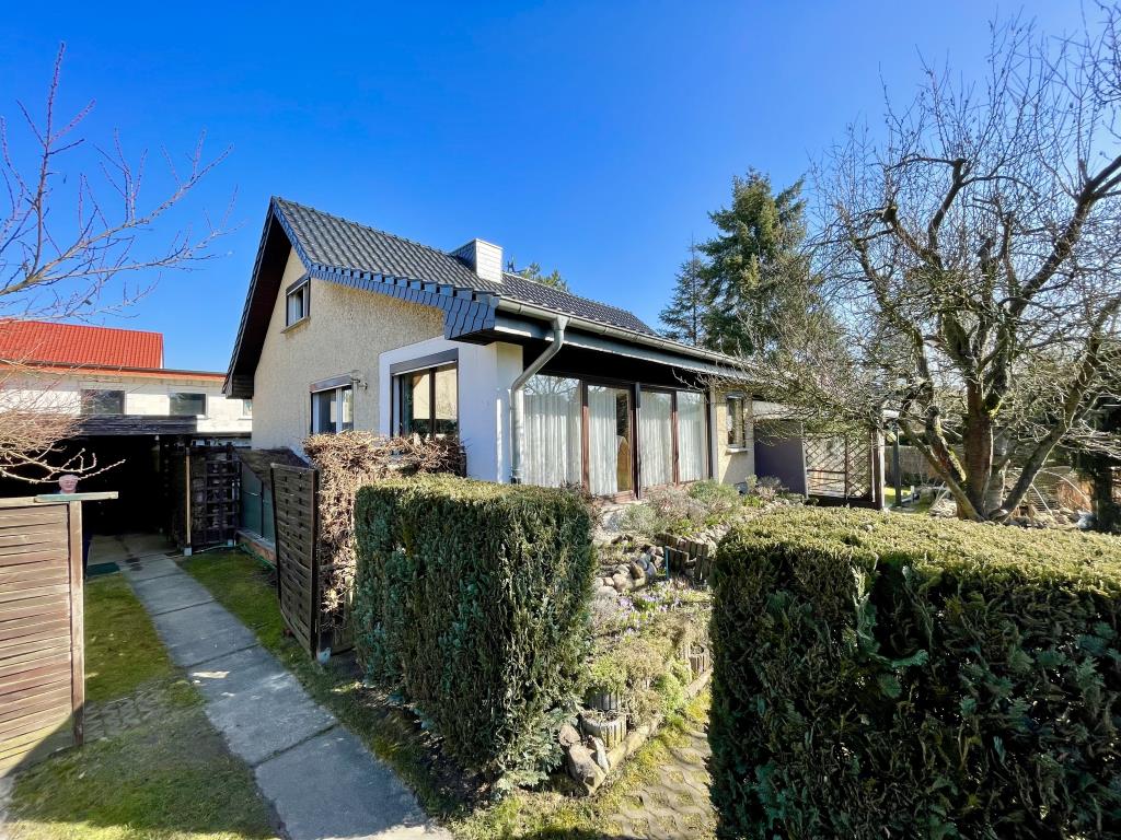 Reserviert Einfamilienhaus mit Garage, Carport und gepflegtem Garten