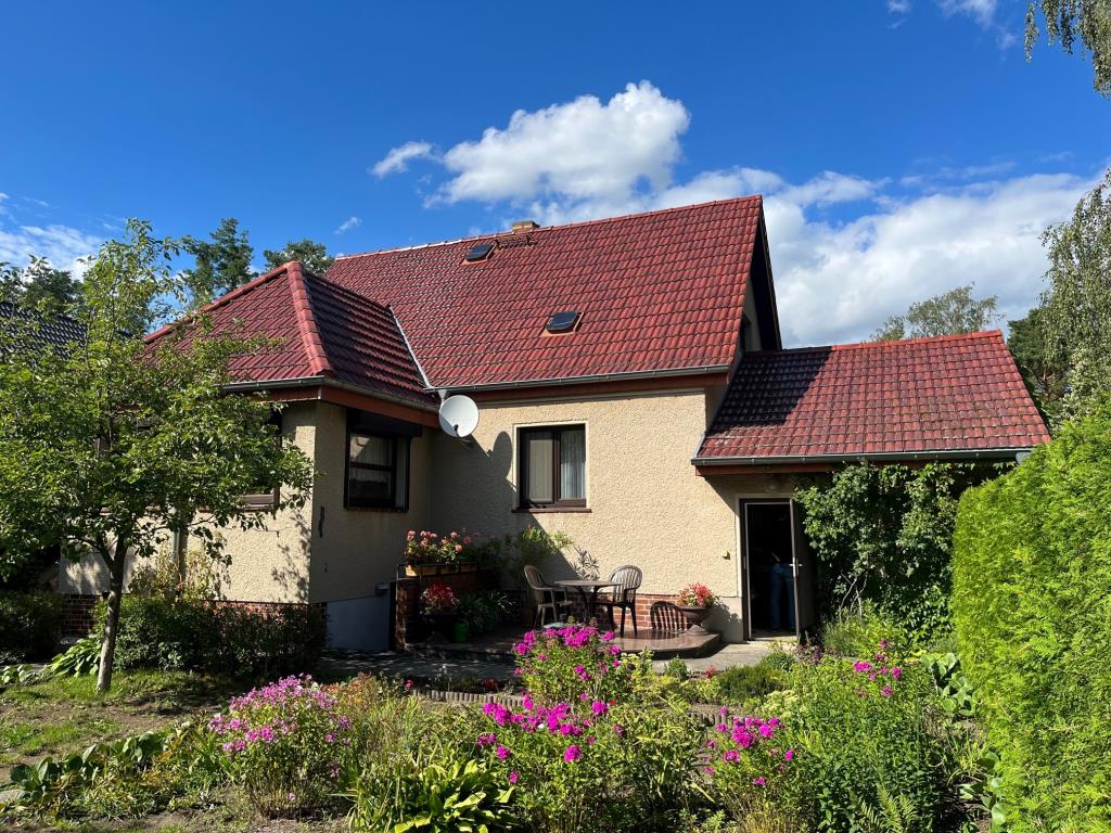 4 Zimmer, traumhafter Garten, Nebengelass + Massivgarage Idyllische