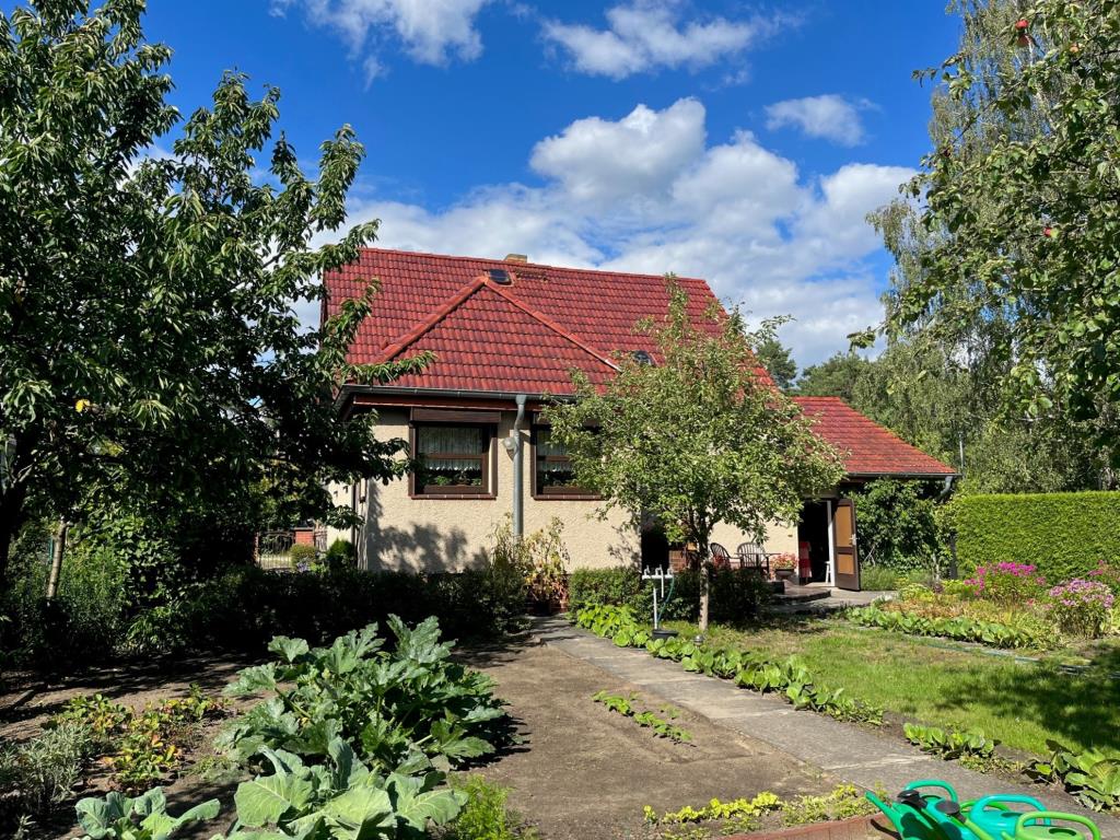4 Zimmer, traumhafter Garten, Nebengelass + Massivgarage Idyllische