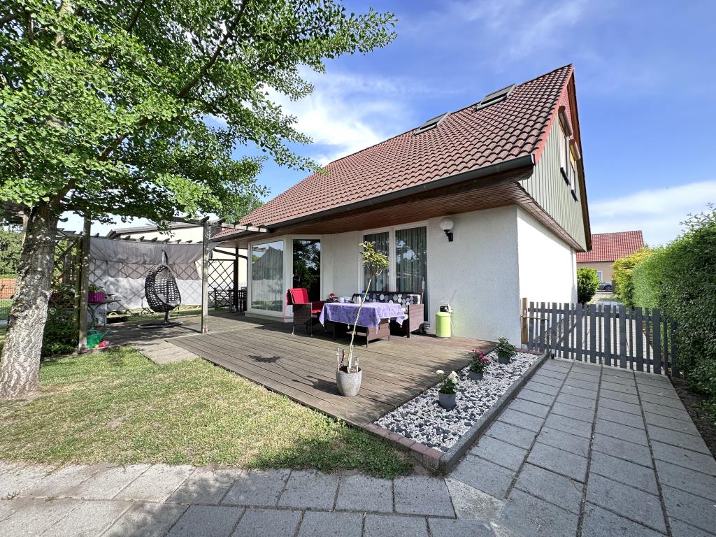 Einfamilienhaus auf großem Grundstück mit Carport und Gartenlaube in