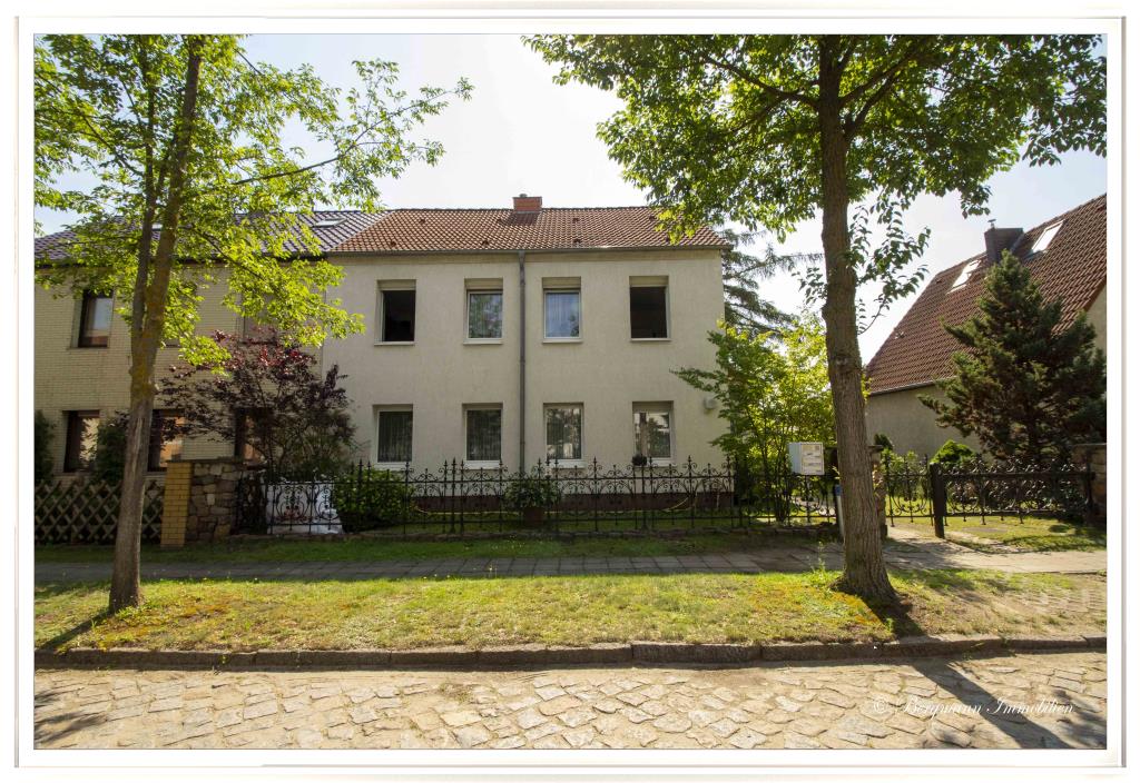 RESERVIERT Mehrfamilienhaus inklusive Seitenflügel mit drei