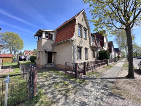 Reserviert – Grenzbebautes Einfamilienhaus mit Garage und Nebengelass, 16515 Oranienburg, Doppelhaushälfte