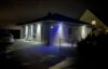 Reserviert - Modernes und energieeffizientes Einfamilienhaus mit massiver Garage - Hausansicht bei Nacht