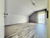 großzügiges Grundstück von rund ca. 1.065 m², 4 Zimmer auf ca. 120m² Wfl.! - Schlafzimmer