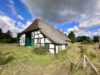 Bauernhaus mit Stallung und Wiesen - seitliche Hausansicht