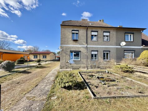 Solide Doppelhaushälfte mit Potenzial – großzügiges Grundstück mit Nebengebäuden in stadtnaher Lage, 16515 Oranienburg, Doppelhaushälfte