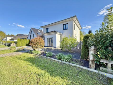 Stadtvilla mit 4 Zimmer, überdachter Terrasse und Doppelgarage+Photovoltaik- Sachsenhausen, 16515 Oranienburg, Einfamilienhaus