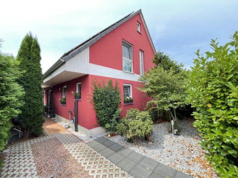 Einfamilienhaus mit Einliegerwohnung inkl. Fertigteilgarage, 12623 Berlin, Einfamilienhaus