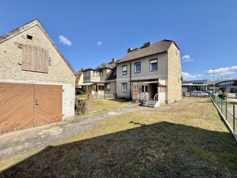 Solide Doppelhaushälfte mit Potenzial – großzügiges Grundstück mit Nebengebäuden in stadtnaher Lage, 16515 Oranienburg, Doppelhaushälfte