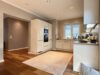 Luxus Pur in schönster Wohnlage zum sofort genießen -Stadtvilla, 4 Zimmer, überdachter Terrasse und Doppelgarage+Photovoltaik- Sachsenhausen - offene Küche