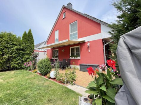Solides Einfamilienhaus mit Einliegerwohnung und Fertiggarage – vielseitig nutzbar in ruhiger Lage von Berlin, 12623 Berlin, Einfamilienhaus