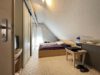 Solides Einfamilienhaus mit Einliegerwohnung und Fertiggarage – vielseitig nutzbar in ruhiger Lage von Berlin - Schlafzimmer im Obergeschoss