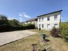 Mehrfamilienhaus mit 3 Wohneinheiten - Vollvermietet - Haus- und Parkplatzansicht