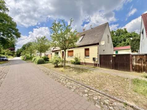 Großzügiges Doppelhaus mit weitläufigem Grundstück und unverbaubarem Feldblick, 16515 Oranienburg, Einfamilienhaus