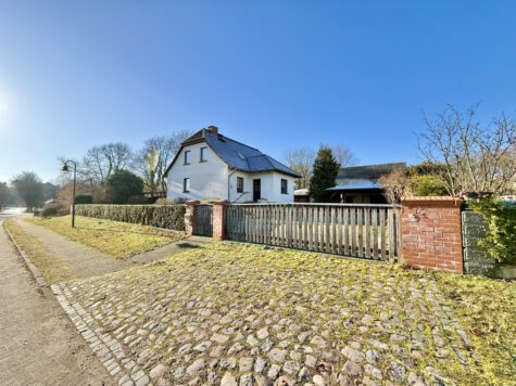Raumwunder mit Vollkeller: Ihr massives 5-Zimmer-Familiendomizil mit Garage & Carport!, 16798 Fürstenberg/Havel, Einfamilienhaus