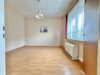 Reserviert ! Naturgenuss pur: Großes Grundstück mit Doppelhaushälfte in Seenähe - Wohnzimmer