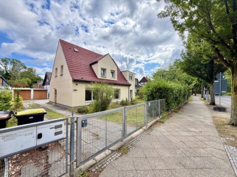 Einfamilienhaus mit Fertigteilgarage, 13503 Berlin, Einfamilienhaus