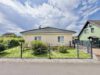 Einfamilienhaus im Bungalowstil mit Carport und überdachter Terrasse - Grüneberg - Hausansicht